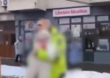 Un poliist local a salvat un bebelus n urma unui incendiu izbucnit ntr un bloc din Iasi