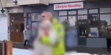 Un poliist local a salvat un bebelus n urma unui incendiu izbucnit ntr un bloc din Iasi