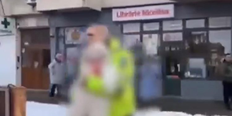 Un polist local a salvat un nou nascut in urma unui incendiu intr un bloc din Iasi