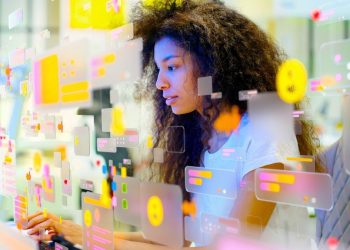 Unde lucreaza romanii cu cele mai mici salarii Clasamentul salarial este liderat de industria cea mai