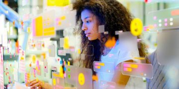 Unde lucreaza romanii cu cele mai mici salarii Clasamentul salarial este liderat de industria cea mai