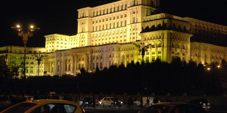 Zeci de cladiri simbol si monumente din Bucuresti si din alte zeci de localitati din tara vor fi iluminate in portocaliu de Ziua Mondiala de Combatere a Cancerului