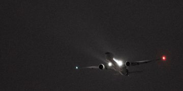 incident aviatic la otopeni o aeronava hisky survoleaza aeroportul si incearca sa aterizeze