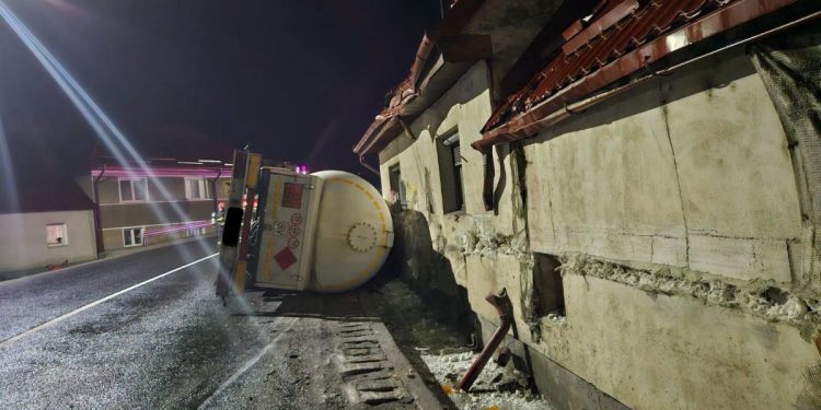 trafic oprit timp de 7 ore pe dn1 in sibiu din cauza rasturnarii unei cisterne cu gaz butan