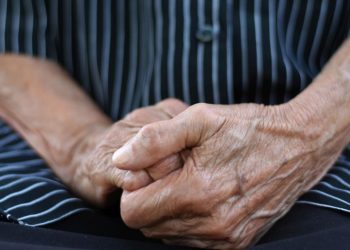 Ajutoarele unice pentru pensionari sunt intarziate din cauza contestarii bugetului de catre AUR la CCR Cand se