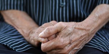 Ajutoarele unice pentru pensionari sunt intarziate din cauza contestarii bugetului de catre AUR la CCR Cand se