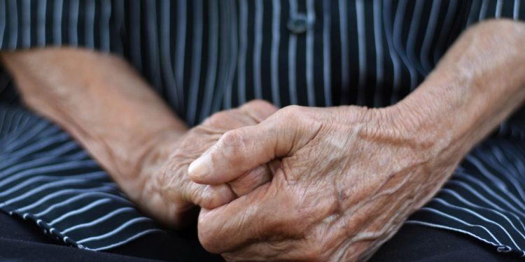 Ajutoarele unice pentru pensionari sunt intarziate din cauza contestarii bugetului de catre AUR la CCR Cand se