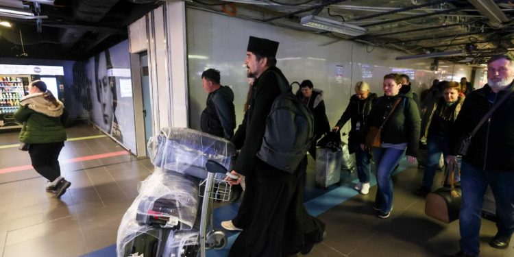 Al doilea avion cu romanii stranded in Dubai a ajuns pe Aeroportul Otopeni