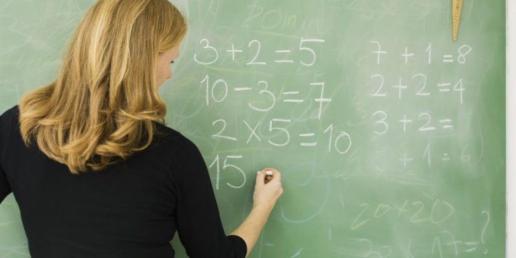 Aproape 400 de profesori si au dat demisia in urma Legii Bolojan care a modificat structura normelor