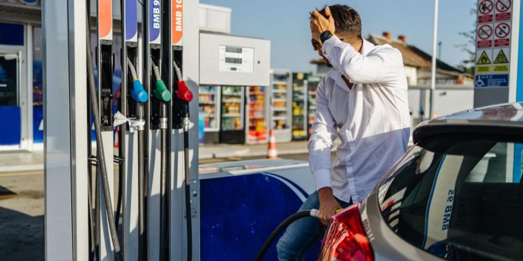 Cat cost benzina i motorina pe 26 martie Pretul a crescut cu 2 lei pe litru fa de acum o
