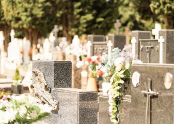 Cimitirul a devenit un loc de recreere Orasul din Romania unde tinerii dintr un cartier isi petrec timpul