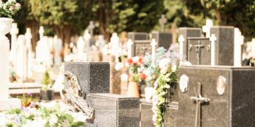 Cimitirul a devenit un loc de recreere Orasul din Romania unde tinerii dintr un cartier isi petrec timpul