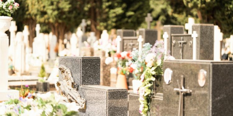 Cimitirul a devenit un loc de recreere Orasul din Romania unde tinerii dintr un cartier isi petrec timpul