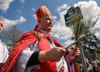 Crestinii catolici sarbatoresc Duminica Floriilor Procesiunea traditionala in centrul capitalei