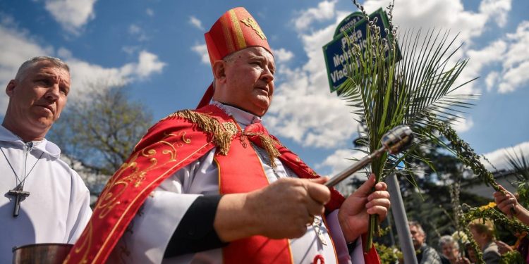 Crestinii catolici sarbatoresc Duminica Floriilor Procesiunea traditionala in centrul capitalei