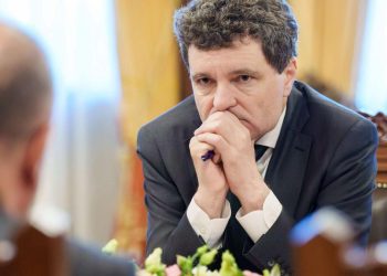 Criza preturilor la combustibili Nicusor Dan a chemat reprezentantii OMV Petrom la Cotroceni