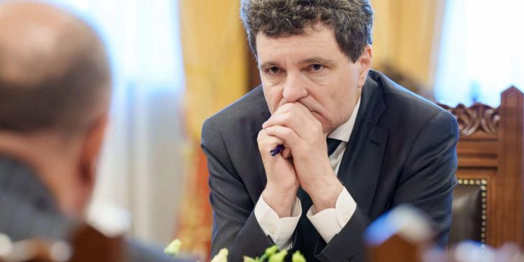 Criza preturilor la combustibili Nicusor Dan a chemat reprezentantii OMV Petrom la Cotroceni