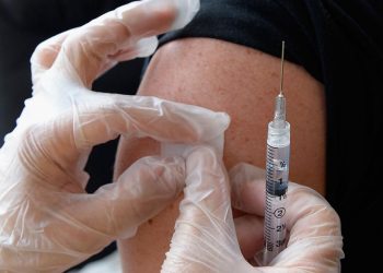 Epidemia de meningita din Marea Britanie reinvie discutiile despre vaccinare Cine poate