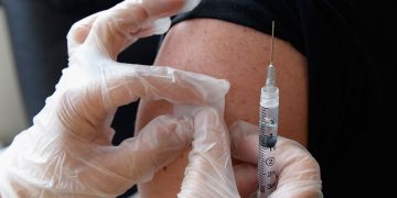 Epidemia de meningita din Marea Britanie reinvie discutiile despre vaccinare Cine poate