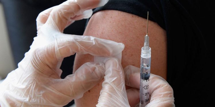 Epidemia de meningita din Marea Britanie reinvie discutiile despre vaccinare Cine poate