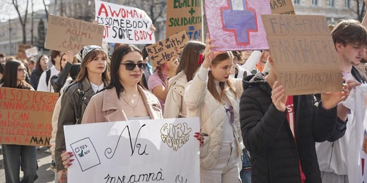 Femeile victime ale violenei sufera in tacere Ele trebuie sa solice ajutor la telefonul de incredere 0 8008 8008 ONG uri sau autoritati