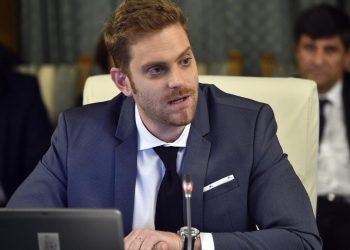 Fostul ministru Ilan Laufer care se plimba cu trotineta alaturi de gemenii sai a fost lovit de o