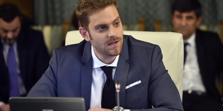 Fostul ministru Ilan Laufer insotit de gemenii sai pe trotineta a avut un accident cauzat de o