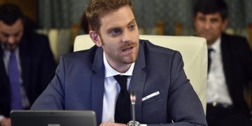 Fostul ministru Ilan Laufer insotit de gemenii sai pe trotineta a fost accidentat de o