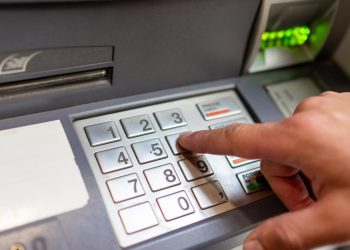 Hoții au inventat metoda "firul invizibil" la bancomate, prin care sustrag banii de pe cardurile oamenilor. Cum... 5 Hotii au inventat metoda firul invizibil la bancomate prin care sustrag banii de pe cardurile oamenilor cum