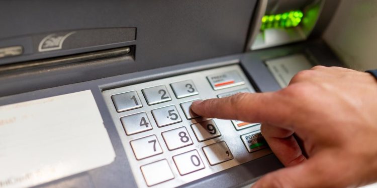 Hotii au inventat metoda firul invizibil la bancomate prin care sustrag banii de pe cardurile oamenilor cum