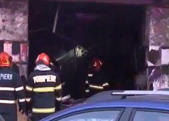 Incendiu intr un bloc din Bucuresti Zeci de locatari au fost evacuati de urgenta dupa