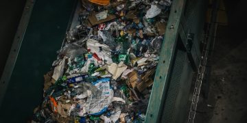 Ministrul mediului sustine ca aproximativ 50 dintre camioanele care aduc in Romania produse second hand transporta de fapt deseuri textile