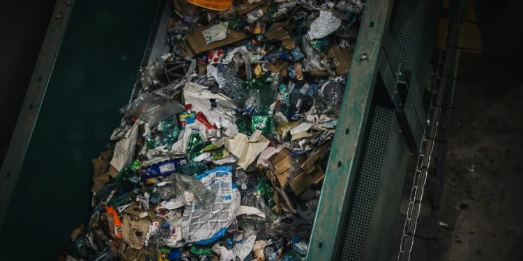 Ministrul mediului sustine ca aproximativ 50 dintre camioanele care aduc in Romania produse second hand transporta de fapt deseuri textile