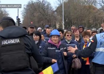 Peste 1000 de mineri protesteaza la Guvern si solicita mentinerea locurilor de munca In Piata Victoriei se afla
