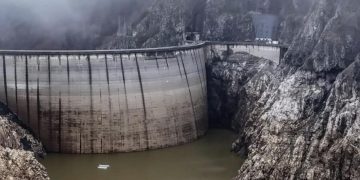 Poluare severa in lacul de acumulare Vidraru Autoritatile intervin pentru a asigura continuitatea