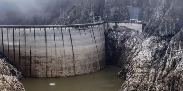 Poluare severa in lacul de acumulare Vidraru Autoritatile intervin pentru a asigura continuitatea