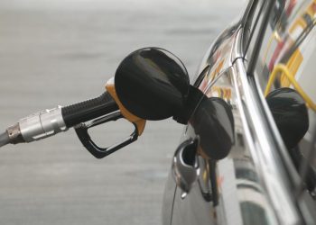 Pretul motorinei standard a trecut de 10 lei pe litru si continua sa creasca Care este costul