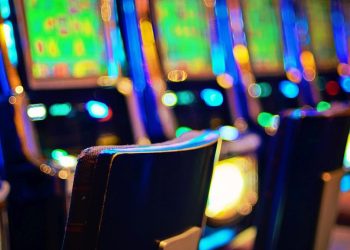 Primarul unui mare oras din Romania scoate totale pacanalele din municipiu Nici aparatele