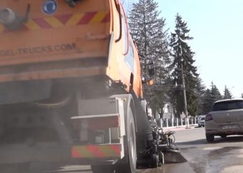 Primarul unui oras din Romania economiseste conducand el insusi utilajele de curatenie dupa