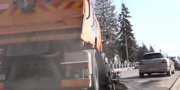 Primarul unui oras din Romania economiseste conducand el insusi utilajele de curatenie dupa