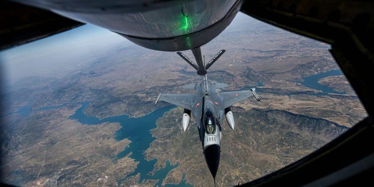 Primele avioane cisterna ale SUA au ajuns in Romania Acestea vor realimenta avioanele de lupta aflate in misiune