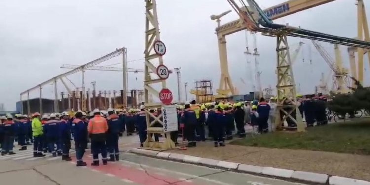 Protest spontan la Santierul Naval Mangalia Angajatii nu au fost platiti de doua luni