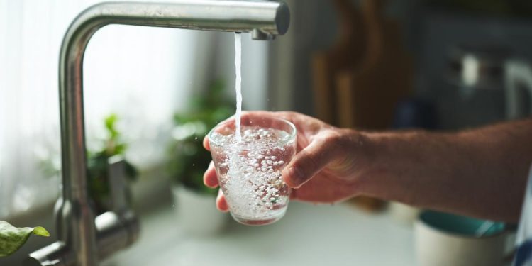 Romania trimite 100 de cisterne cu apa potabila in orasul Balti din Republica Moldova afectat de atacuri