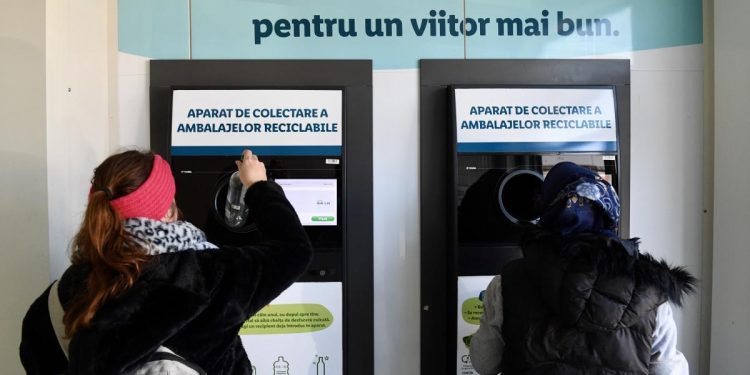 Romanii vor putea returna mai multe sticle pentru garantia de 50 de bani Se pot include noi tipuri de ambalaje