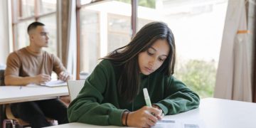 Simulare Evaluare Nationala 2026 Elevii sustin marti examenul scris la Matematica in timp ce altii