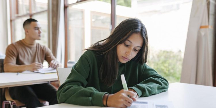 Simulare Evaluare Nationala 2026 Elevii sustin marti examenul scris la Matematica in timp ce altii