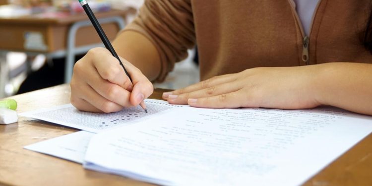 Simulare Evaluare Nationala 2026 la Limba Romana Aproape 3000 de elevi nu se prezinta la proba de astazi