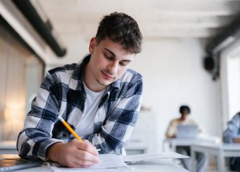 Simularea Bacalaureat 2026 Elevii sustin examenul scris obligatoriu pentru profil