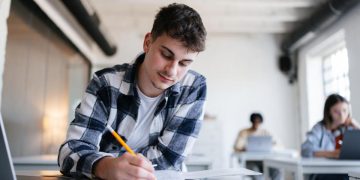 Simularea Bacalaureat 2026 Elevii sustin examenul scris obligatoriu pentru profil