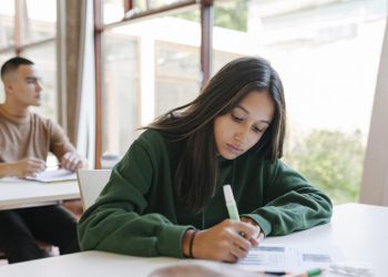 Simularea Evaluarii Nationale 2026 Elevii vor sustine marti examenul scris la Matematica in timp ce altii